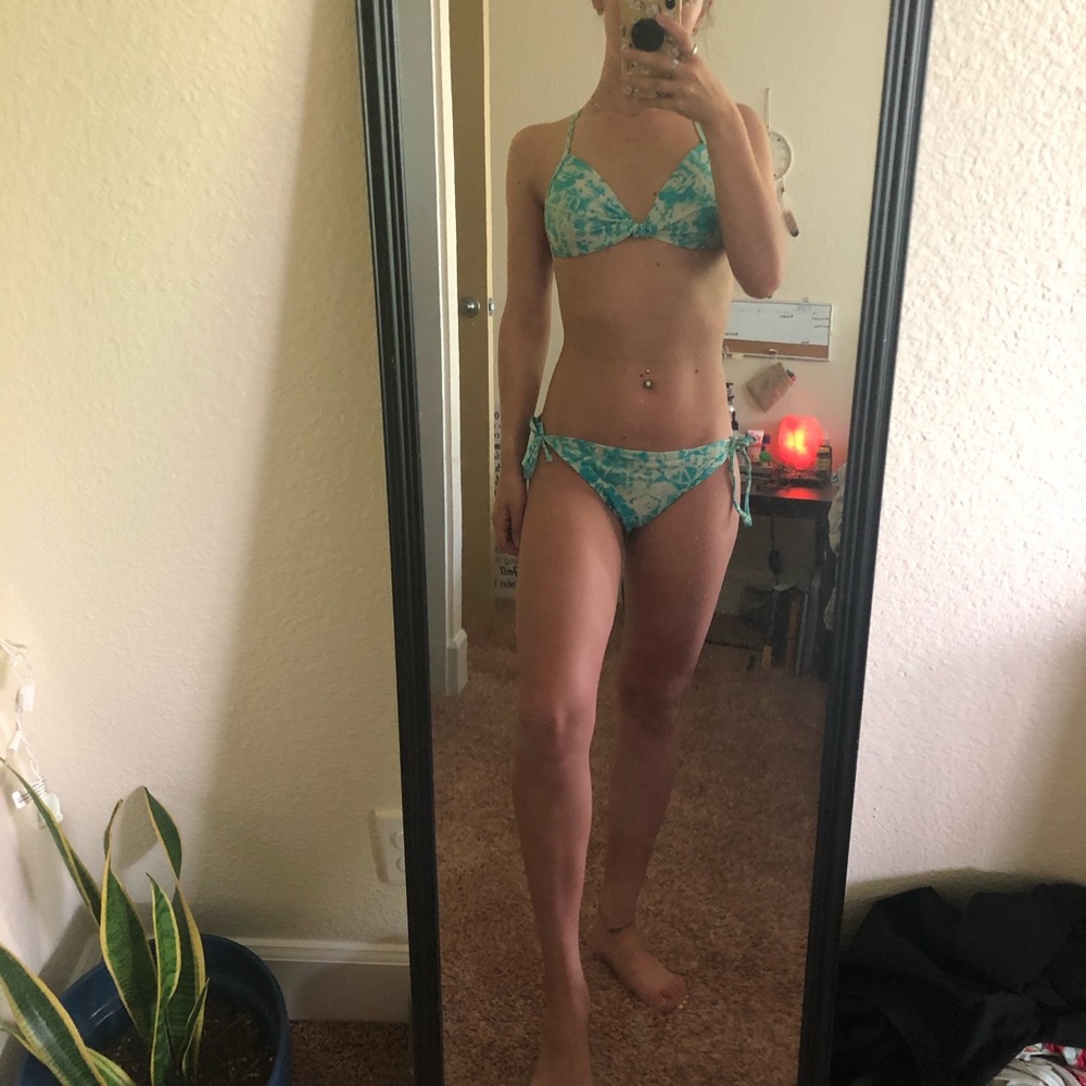 Bikini - Picture 2 of 2